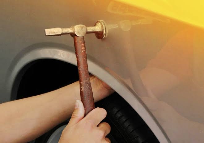 Profissional trabalhando em reparo automotivo